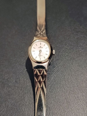 Lorus vintage women's quartz watch with embossed silver bracelet