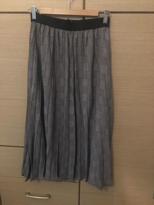 Stradivarius pleated black and white skirt used