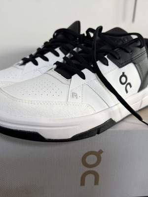 On Running The Roger Clubhouse Sneakers new, size 44, white and black