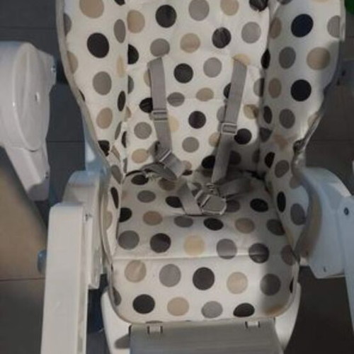 Baby feeding chair like new with 3 back levels and 4 height levels