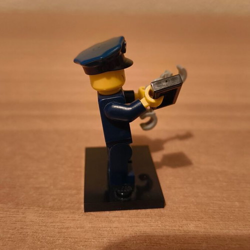 Lego Minifigure Policeman used, Series 9 71000