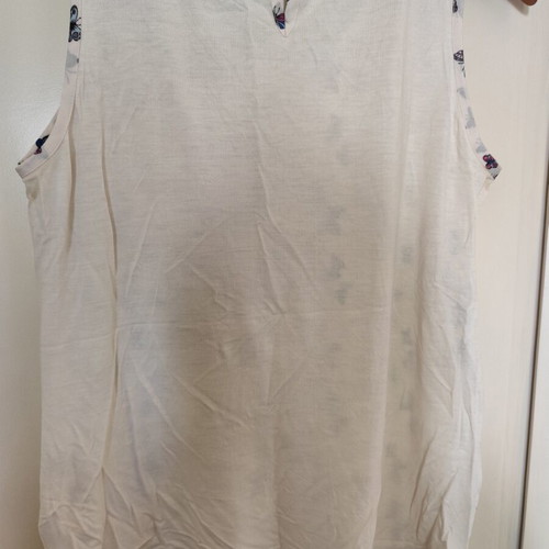 White sleeveless blouse with butterflies XL used