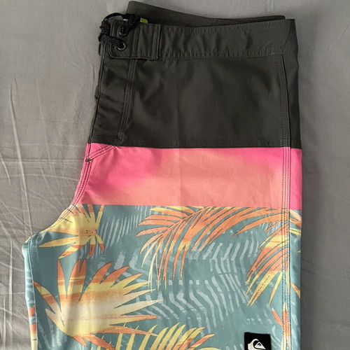Quiksilver men's swim shorts XL new, multicolor