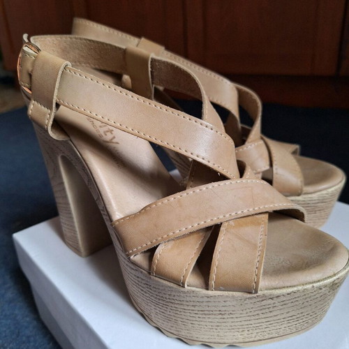 Celebrity platform sandals like new, beige, size 39
