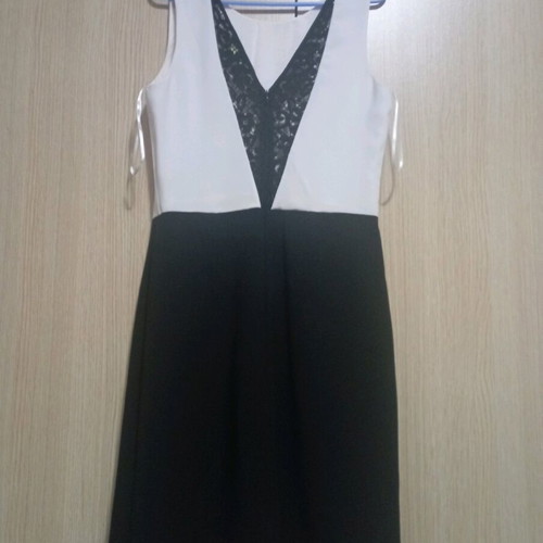 Dress like new with zipper and lace, size M