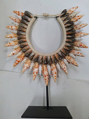 Декоративно колие от черупка на персонализирана основа.