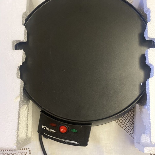 Bomann CM 2221 CB electric crepe maker like new with wooden batter spreader