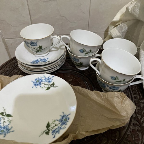 Vintage Chinese tea set like new with 6 cups and 6 dessert plates