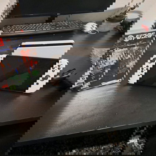 Nintendo Switch OLED употребяван, бял с FIFA 26 и аксесоари