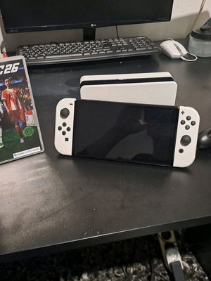 Nintendo Switch OLED употребяван, бял с FIFA 26 и аксесоари