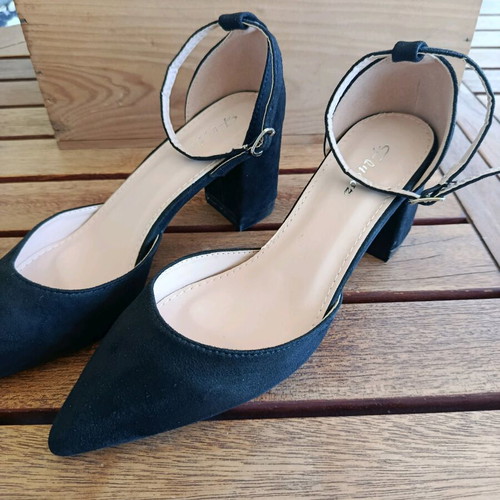 Flyfor Pointed Heels with Strap New, Black Size 40