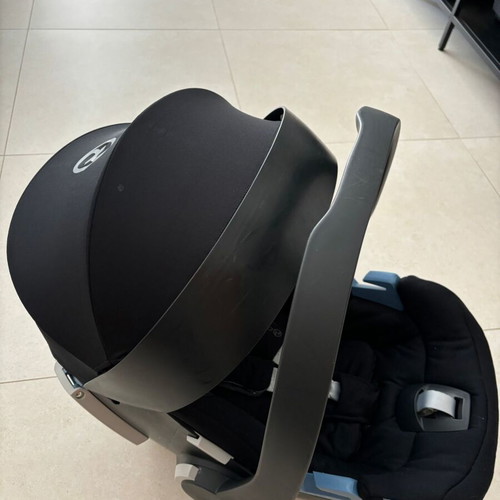 Cybex Aton 5 baby car seat with Isofix base