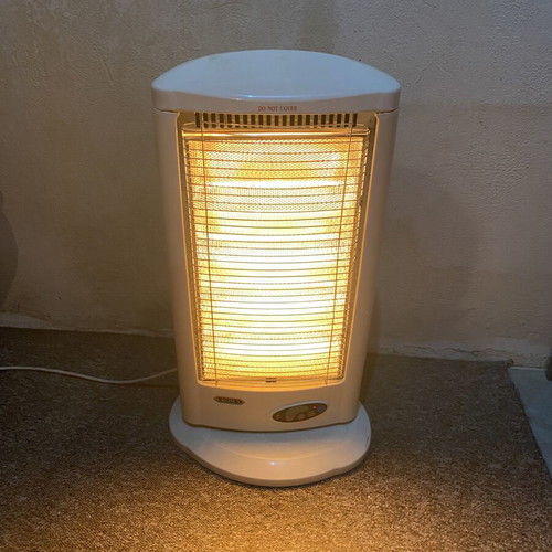 Crown halogen heater 1600 Watt like new with remote and rotation