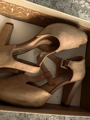 Clarks peep toe suede pump size 39 used, beige