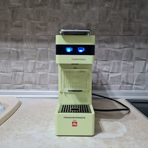 Illy Espresso Machine with 19bar Pressure Capsules new