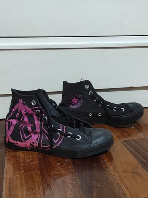 Converse All Star shoes collectible, like new, size 39, black with pink