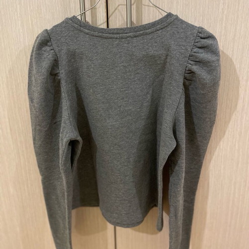 Gray sweatshirt with bold shoulders
