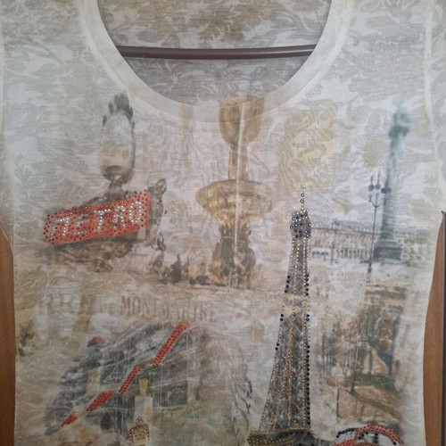 YSATIS short-sleeve blouse like new with Paris design and beads S/M