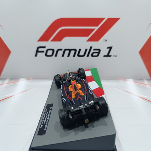 Red Bull Racing RB18 #1 Max Verstappen Japanese GP 2022 Champion Diecast 1:43 like new