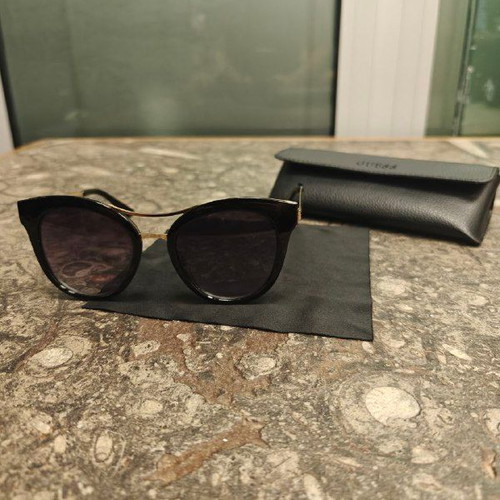 Guess women's sunglasses with black protective case and cloth