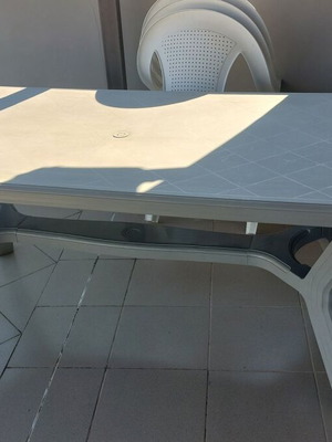 Rectangular plastic table like new, 175 x 74 x 90 cm, light gray