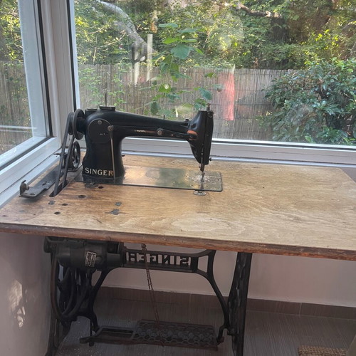 Singer sewing machine collectible used