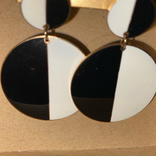 Black and white earrings like new
