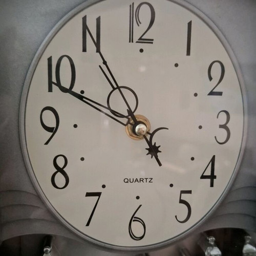 Quartz table clock used with decorative city scene