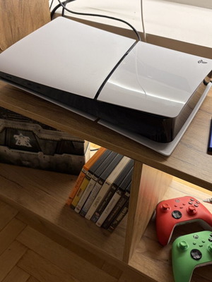 Sony PlayStation 5 Slim Digital κονσόλα 1TB σαν καινούργιο με επιπλέον χειριστήριο και βάση φόρτισης