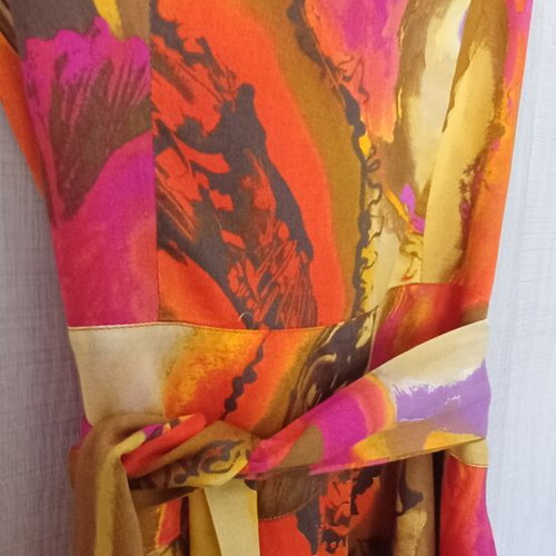 Evening strapless dress with belt in warm shades