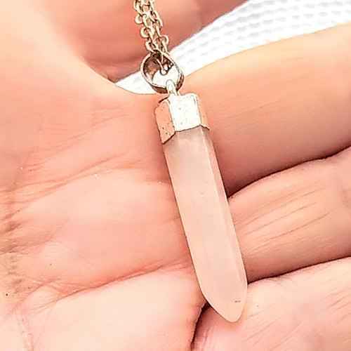 Rose quartz pendant necklace new, natural stone