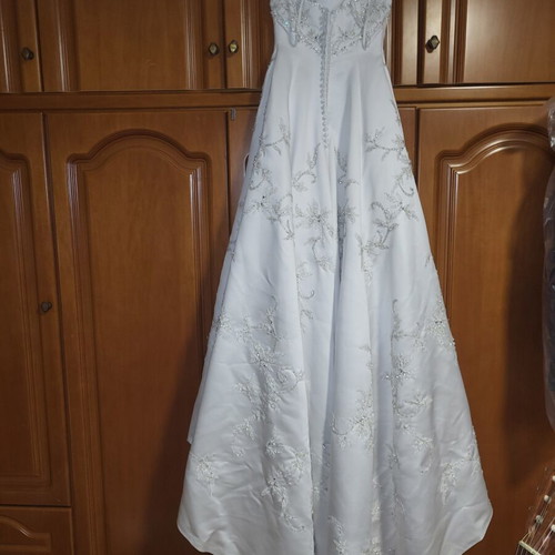 Wedding dress A-line with train used, satin texture by Benjamin Roberts