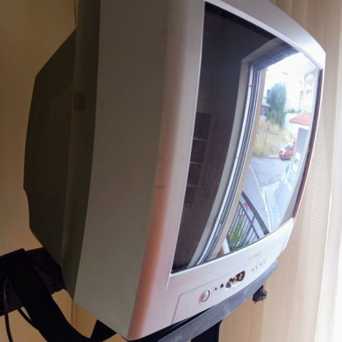 Philips CRT 17" TV used with wall mount for retro gaming
