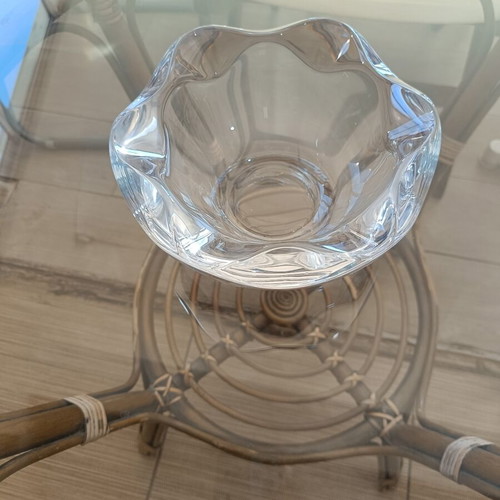 Glass decorative bowl with wavy design