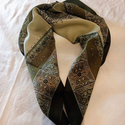 Set of 3 vintage women's scarves like new, multicolored