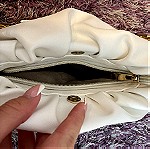  Τσάντα λευκή δερμάτινι με χρυσή λεπτομερια