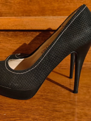 Black 12cm peep-toe pumps like new, snake leather texture, size 40