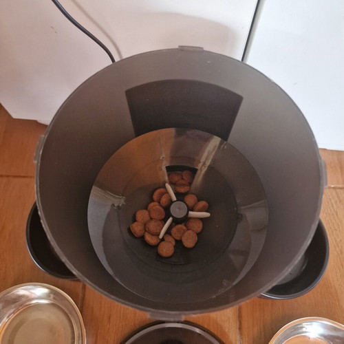 Electronic pet feeder with app, like new