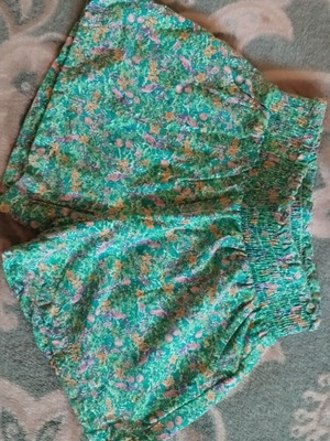Girls' shorts like new, size 98 cm, age 3 years