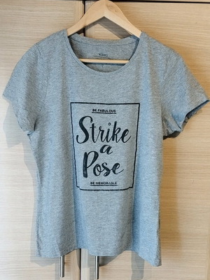 T-shirt grey Stamp - strike a pose - like new, size Large