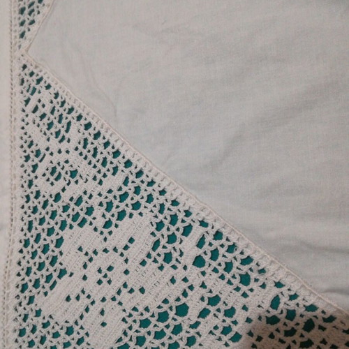 Table runner new with 8 crocheted corners and hand azuraki