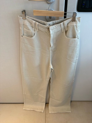 Ivory jeans new, available in medium and large