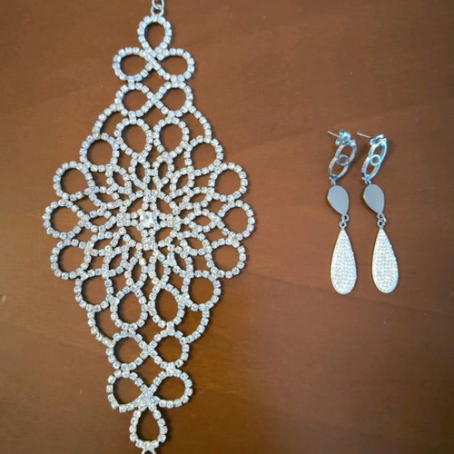 Jewelry set bracelet earrings in excellent condition, sparkling
