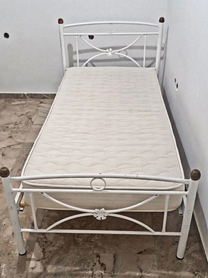 Δύο κρεβάτια με στρώματα 2.00×0.95 μ.