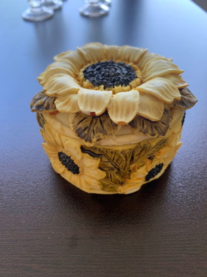 Jewelry box like new with sunflower design