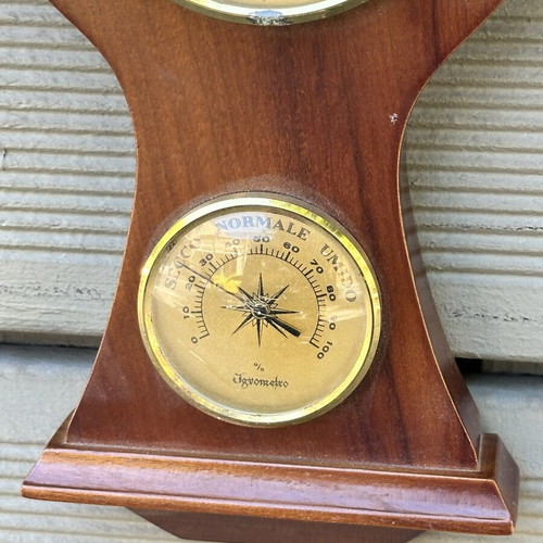 Vintage ξύλινος επιτοίχιος μετεωρολογικός σταθμός με βαρόμετρο και υγρόμετρο