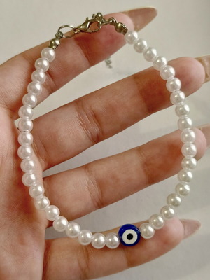 Handmade bracelet with evil eye and pearls
