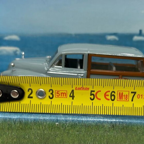 Corgi 2002 CC01701 Morris Minor Traveller & Figure New