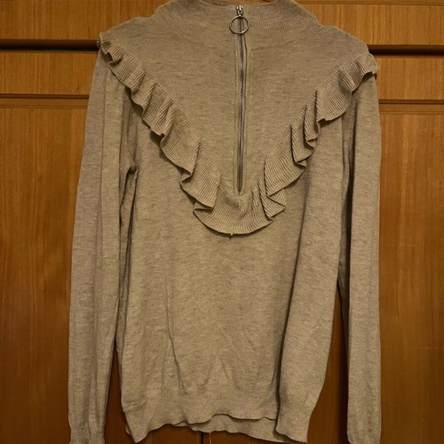 H&M pullover like new, cream with bell sleeve and ruffles