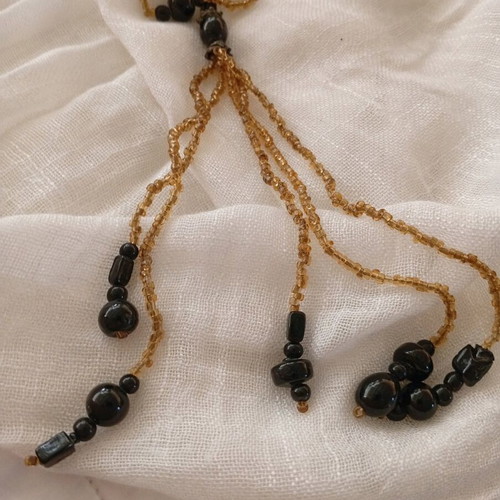 Necklace with black and beige stones like new